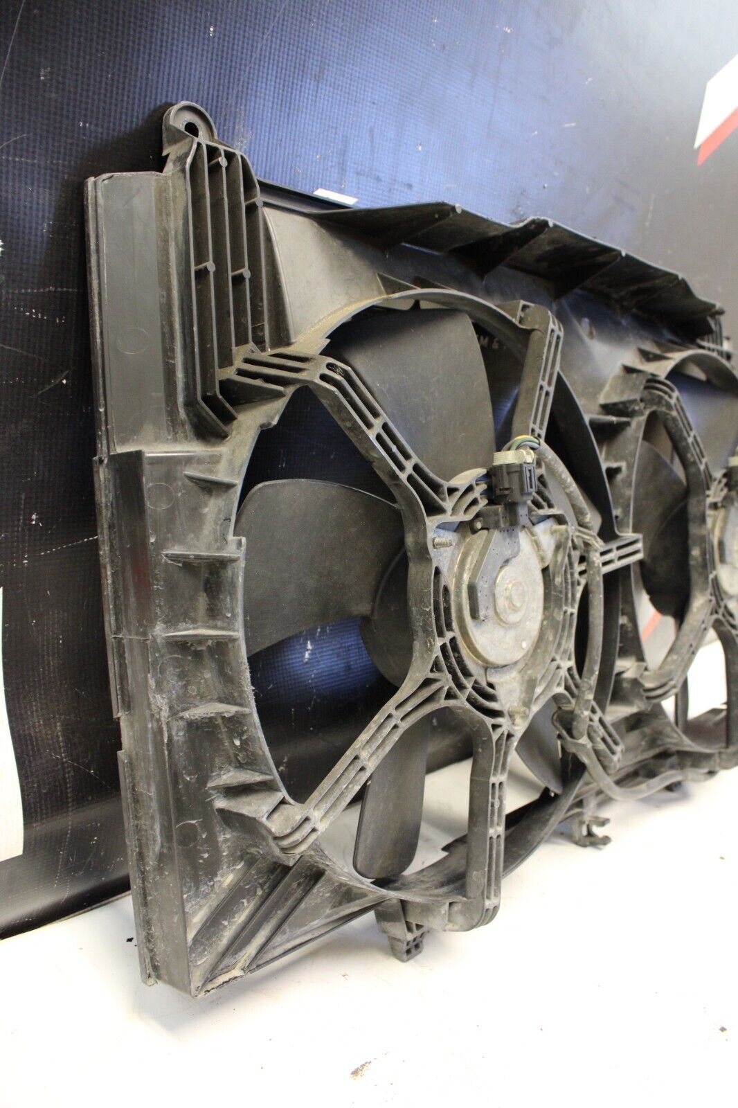 2003-2006 Infiniti G35 Nissan 350z Radiator Fan Fan Shroud with Motors Plugs OEM