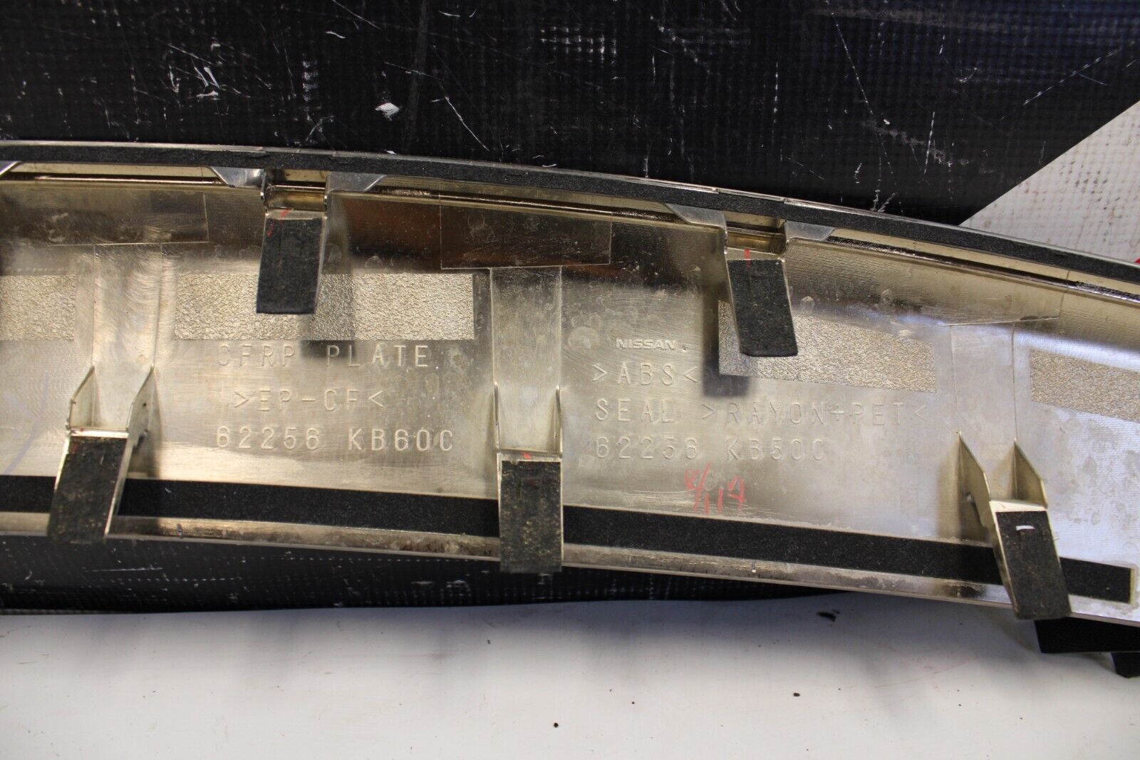2013 NISSAN GT-R R35 GTR VR38 3.8L OEM FRONT BUMPER Molding Grill Upper