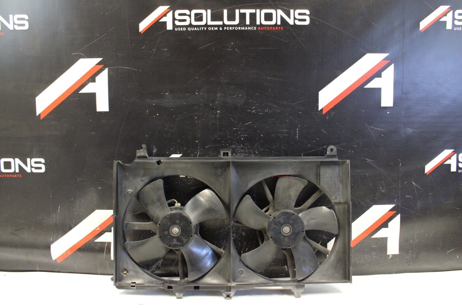 2003-2006 Infiniti G35 Nissan 350z Radiator Fan Fan Shroud with Motors Plugs OEM