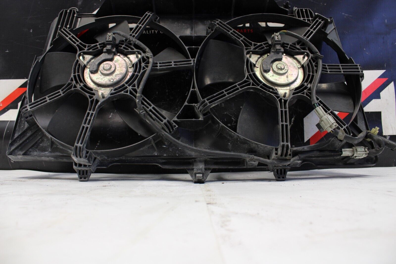 2003-2006 Infiniti G35 Nissan 350z Radiator Fan Fan Shroud with Motors Plugs OEM