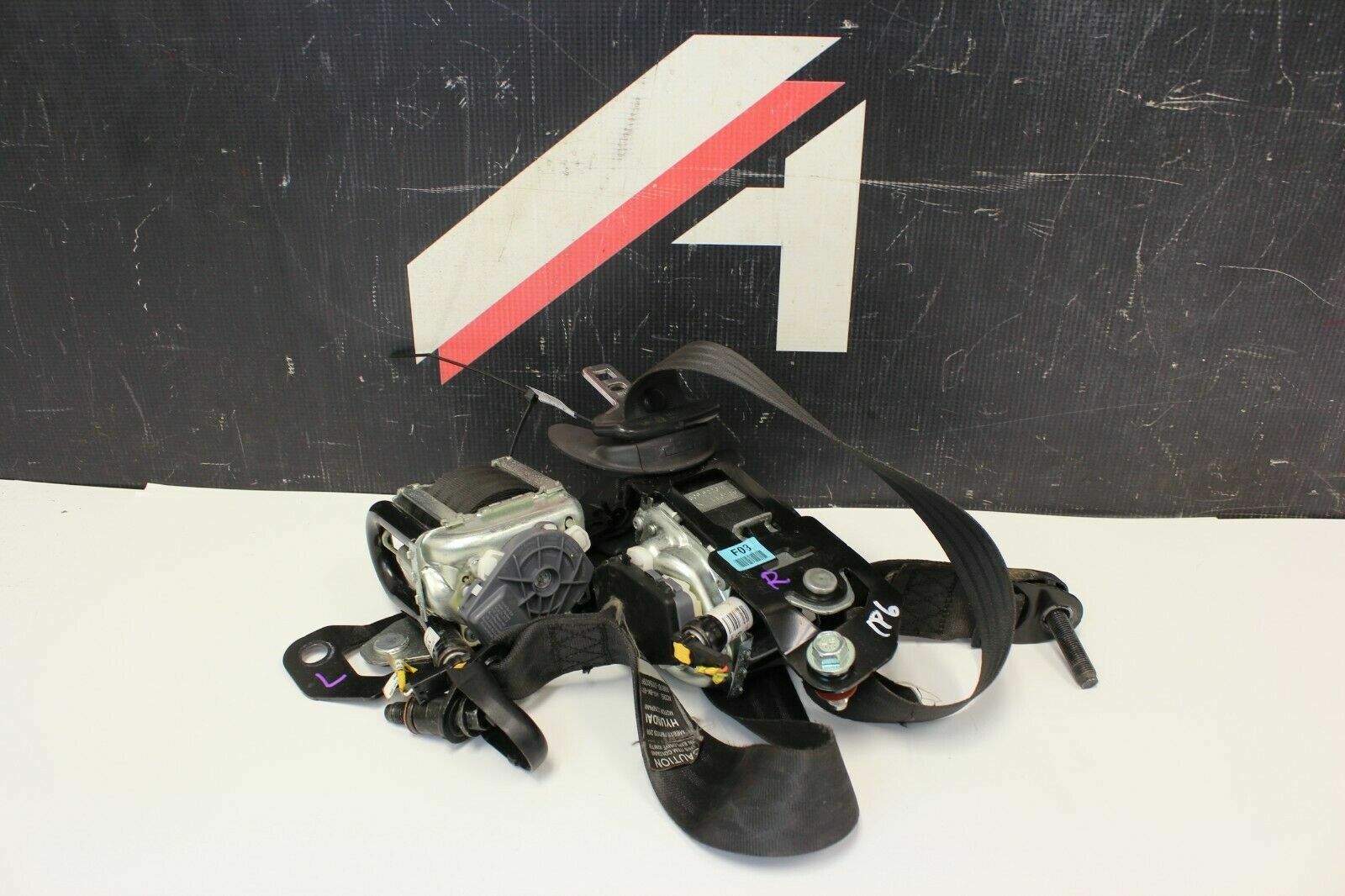 2009-2012 Hyundai Genesis Coupe Front Seat Belts Set  Assembly