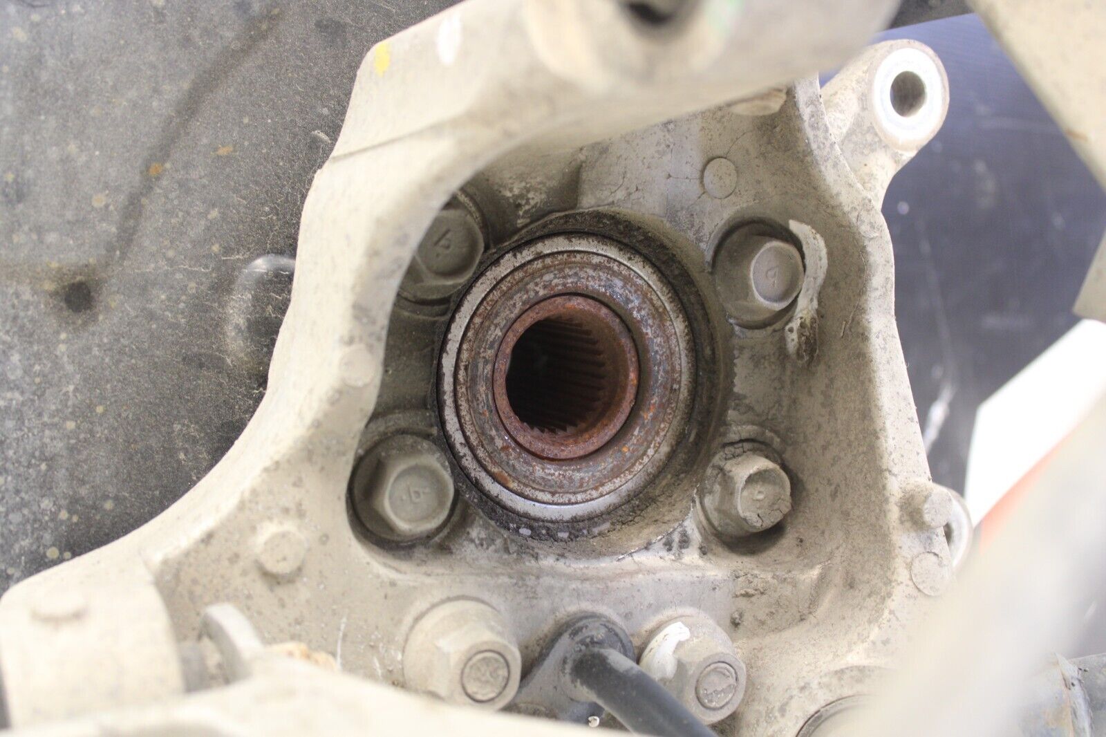 03-07 INFINITI G35 COUPE RWD LEFT REAR SPINDLE KNUCKLE HUB ASSY OEM USED