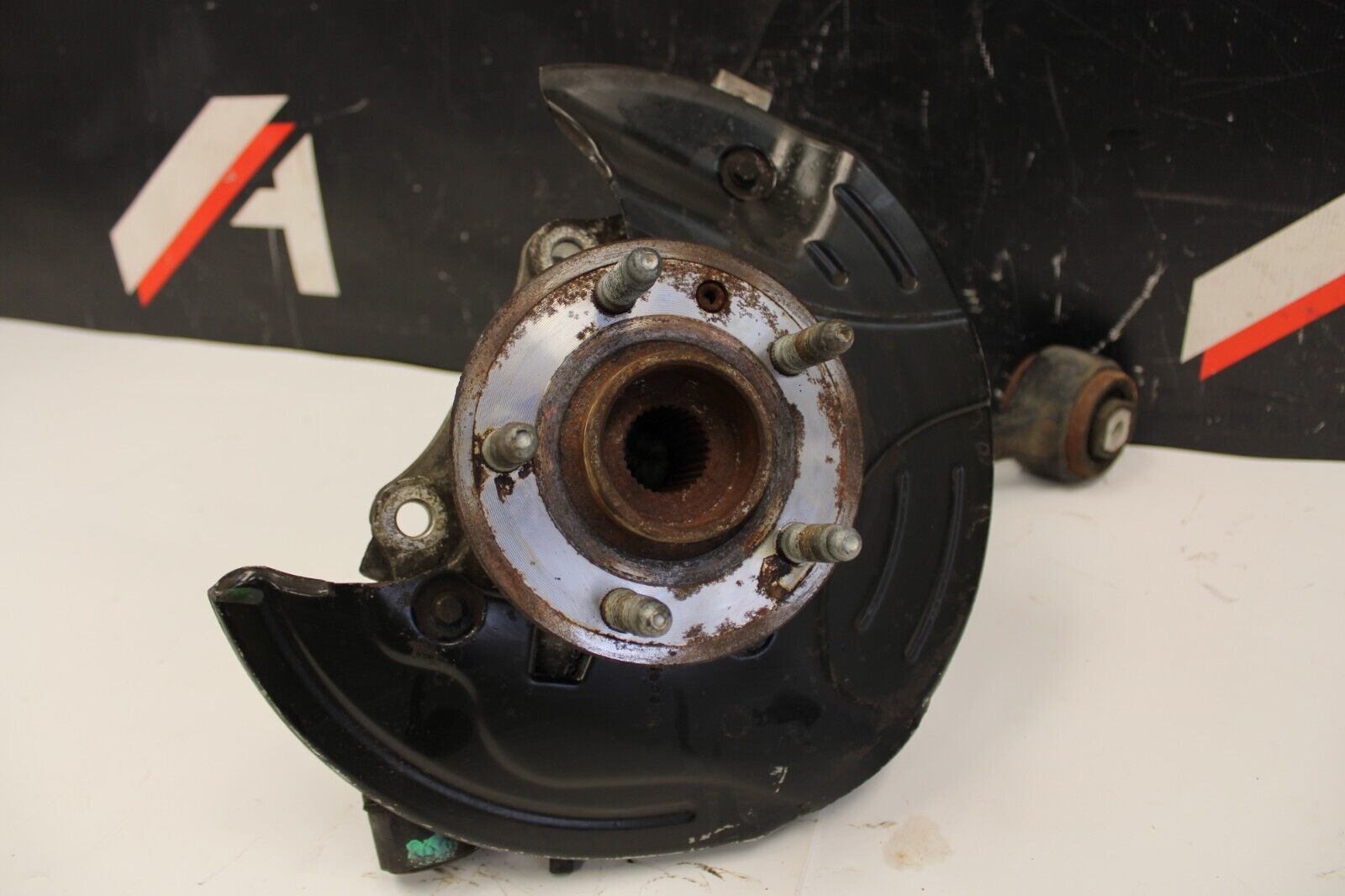 10-15 Camaro SS Spindle RH Passenger Front Knuckle Spindle Hub Bearing
