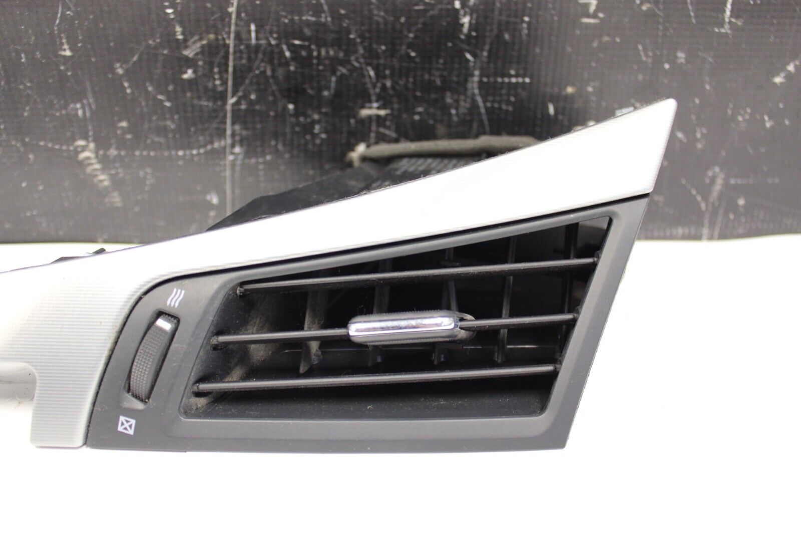 2017-2020 INFINITI Q60 DASH CENTER LEFT SIDE AC AIR VENT GRILLE & BEZEL OEM