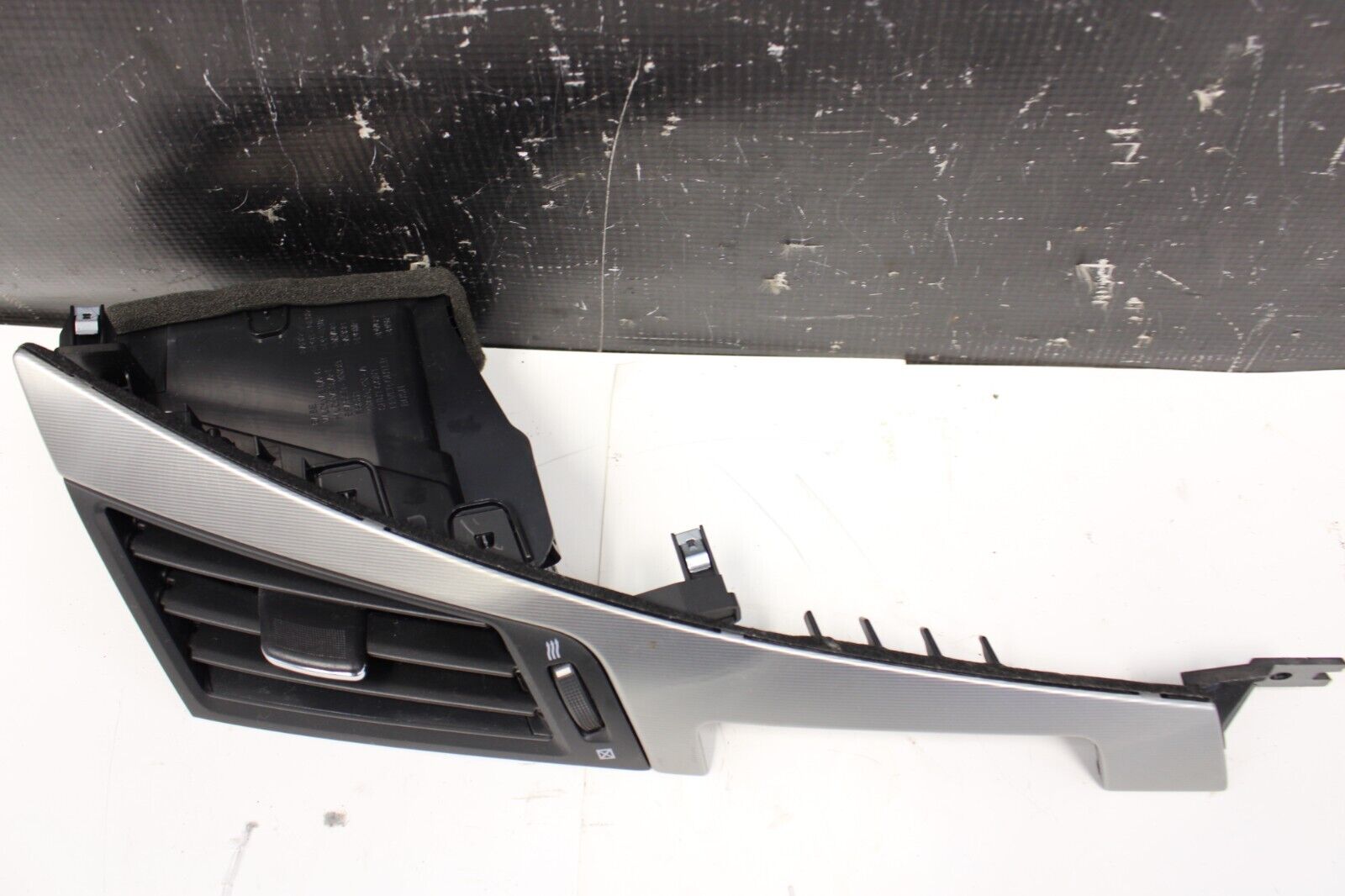 2017-2020 INFINITI Q60 DASH CENTER RIGHT SIDE AC AIR VENT GRILLE & BEZEL OEM