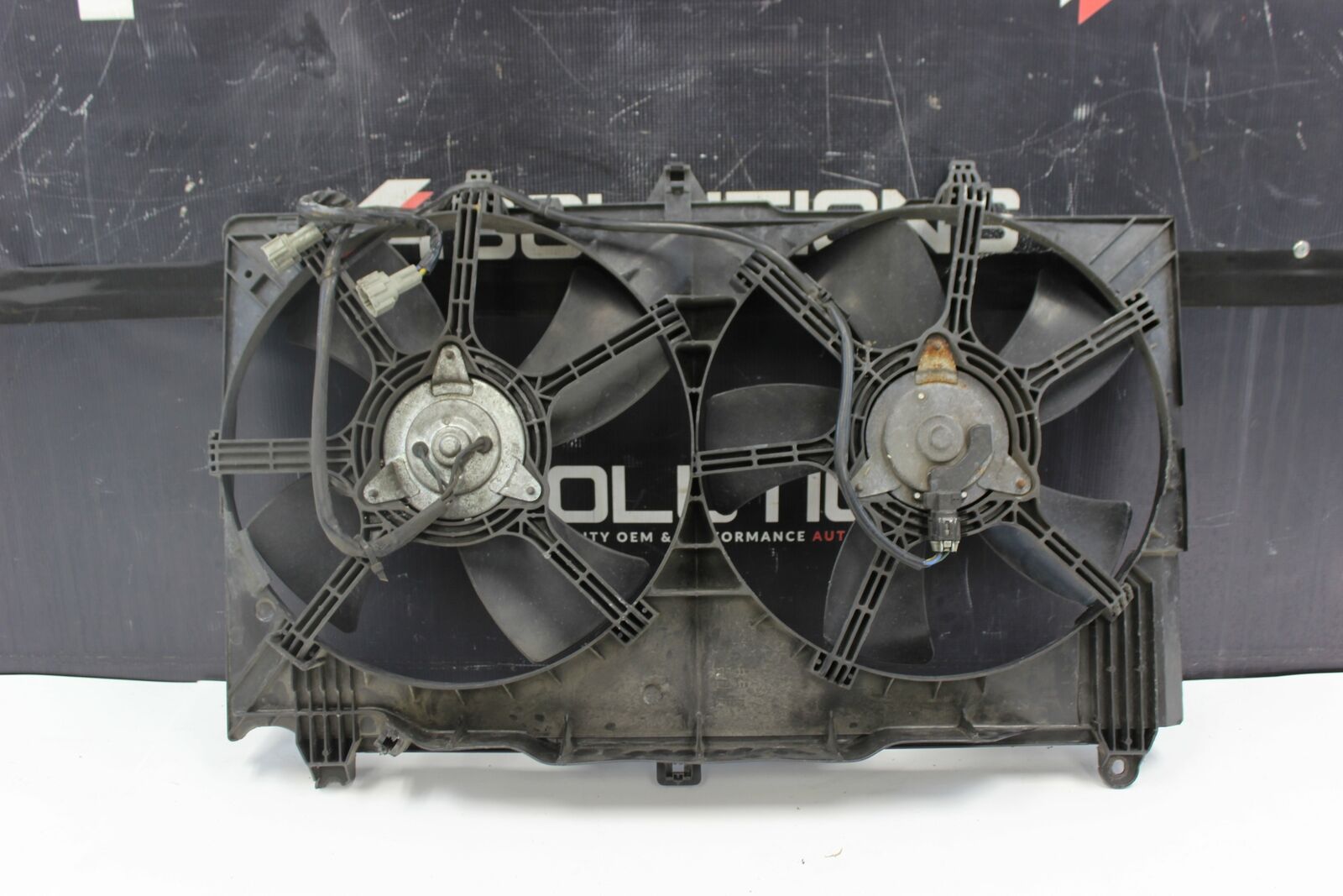 03-06 Infiniti G35/Nissan 350z Radiator Fans Fan Shroud with Motors Plugs, OEM