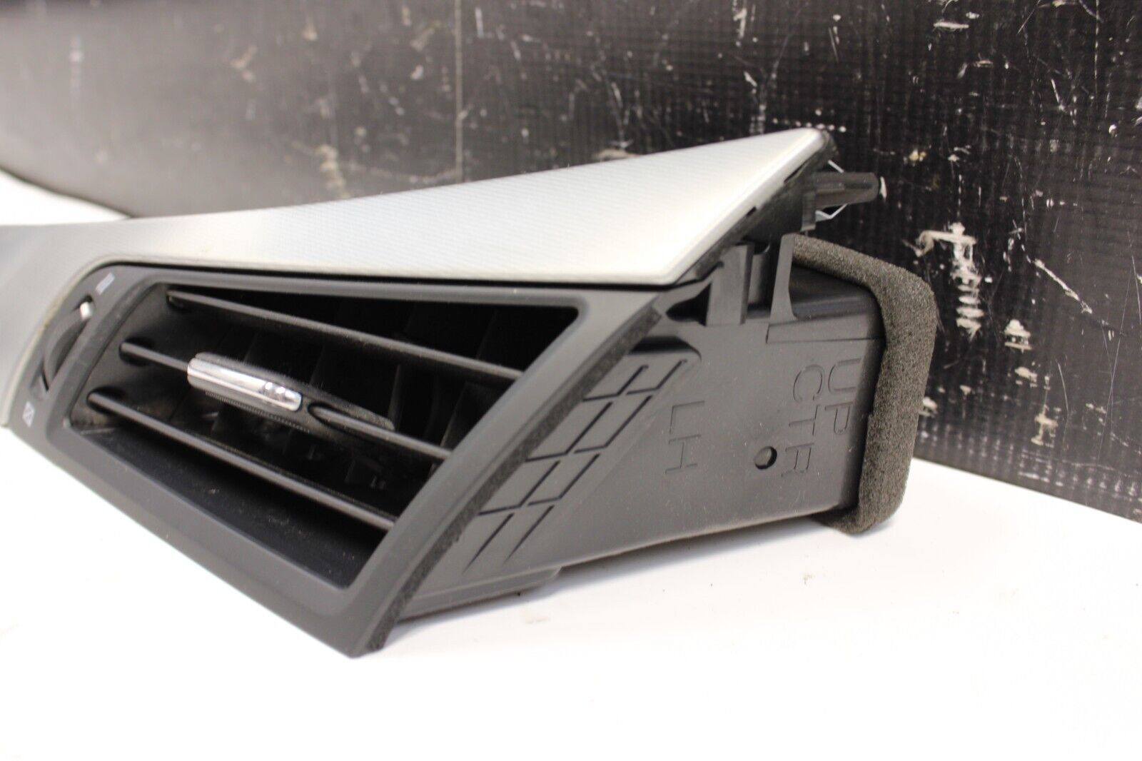 2017-2020 INFINITI Q60 DASH CENTER LEFT SIDE AC AIR VENT GRILLE & BEZEL OEM