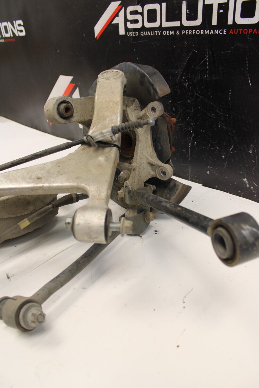 03-07 INFINITI G35 COUPE RWD LEFT REAR SPINDLE KNUCKLE HUB ASSY OEM USED
