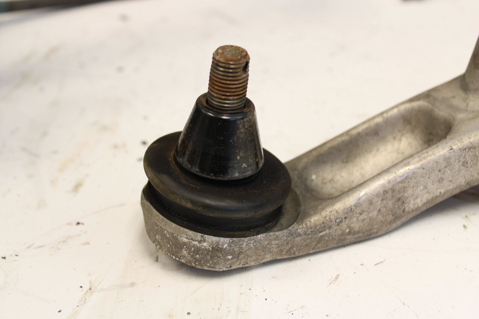 03-07 INFINITI G35 COUPE RWD RIGHT REAR SPINDLE KNUCKLE HUB ASSY OEM USED