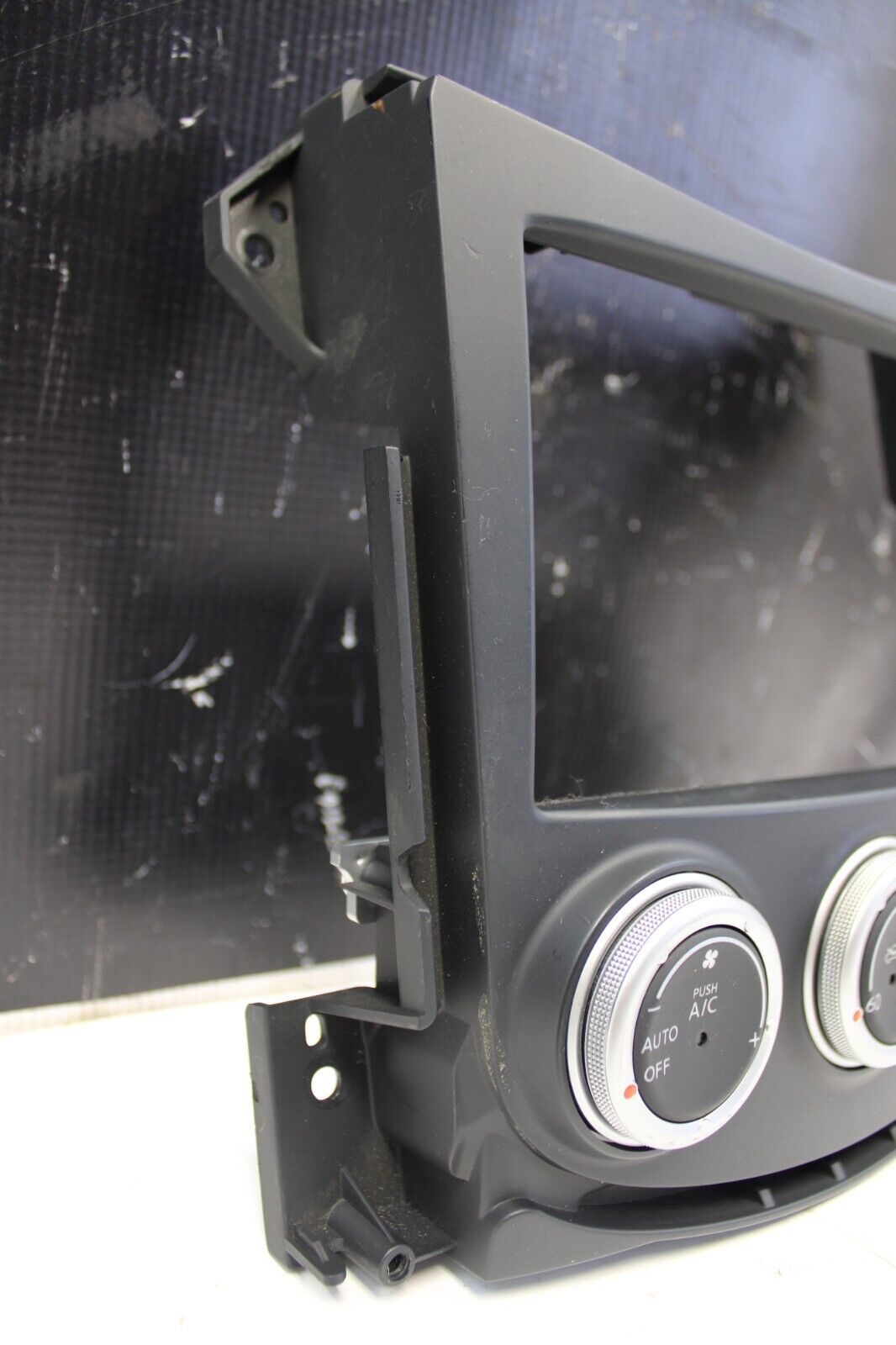 09-20 NISSAN 370Z A/C HEATER CONTROL DOUBLE DIN RADIO MOUNT BEZEL