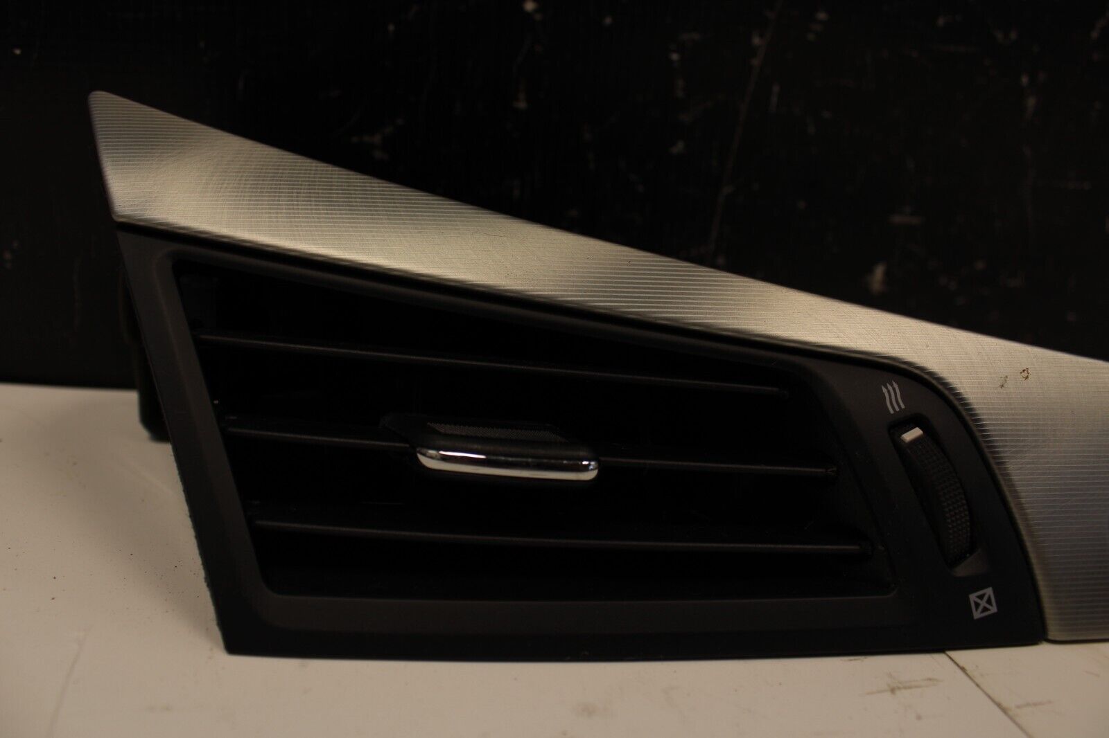 2017-2020 INFINITI Q60 DASH CENTER RIGHT SIDE AC AIR VENT GRILLE & BEZEL OEM