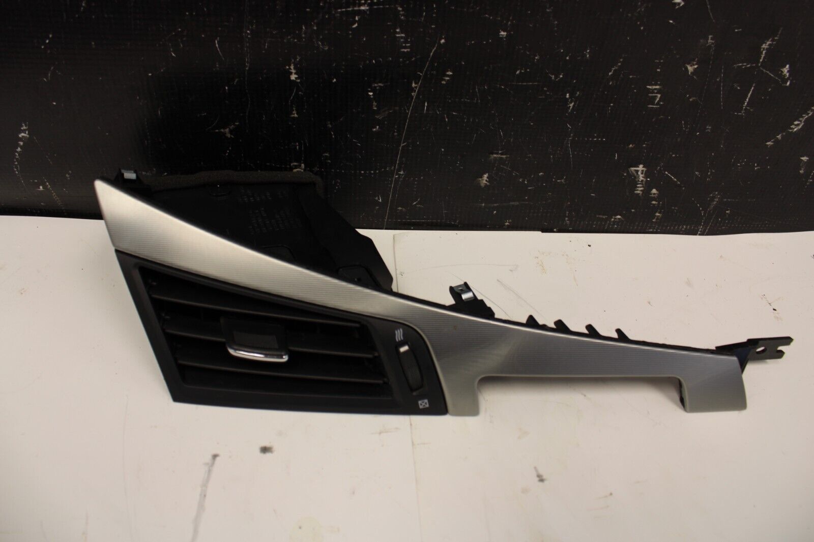 2017-2020 INFINITI Q60 DASH CENTER RIGHT SIDE AC AIR VENT GRILLE & BEZEL OEM