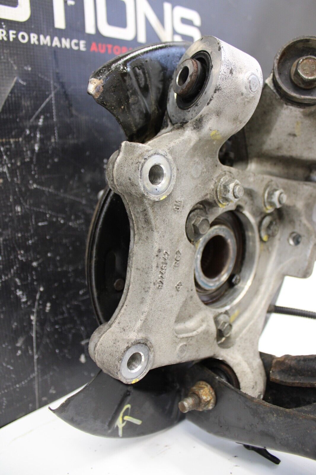 10-15 Camaro SS Spindle RH Passenger Rear Knuckle Spindle Hub Bearing