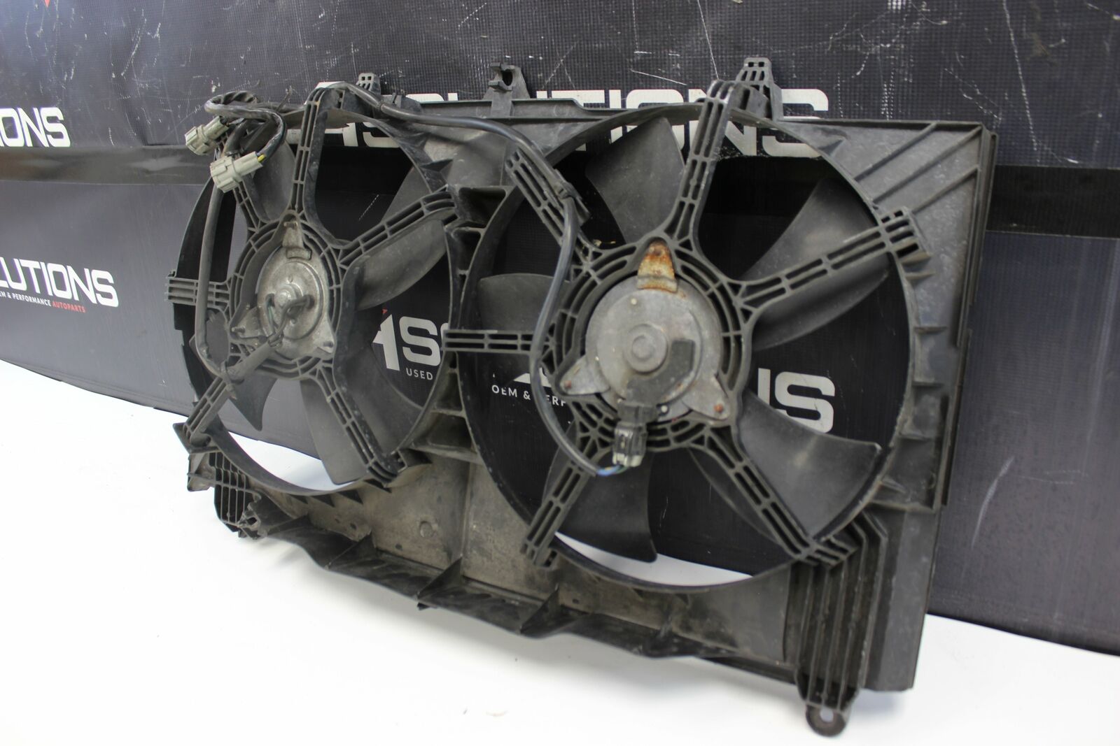 03-06 Infiniti G35/Nissan 350z Radiator Fans Fan Shroud with Motors Plugs, OEM